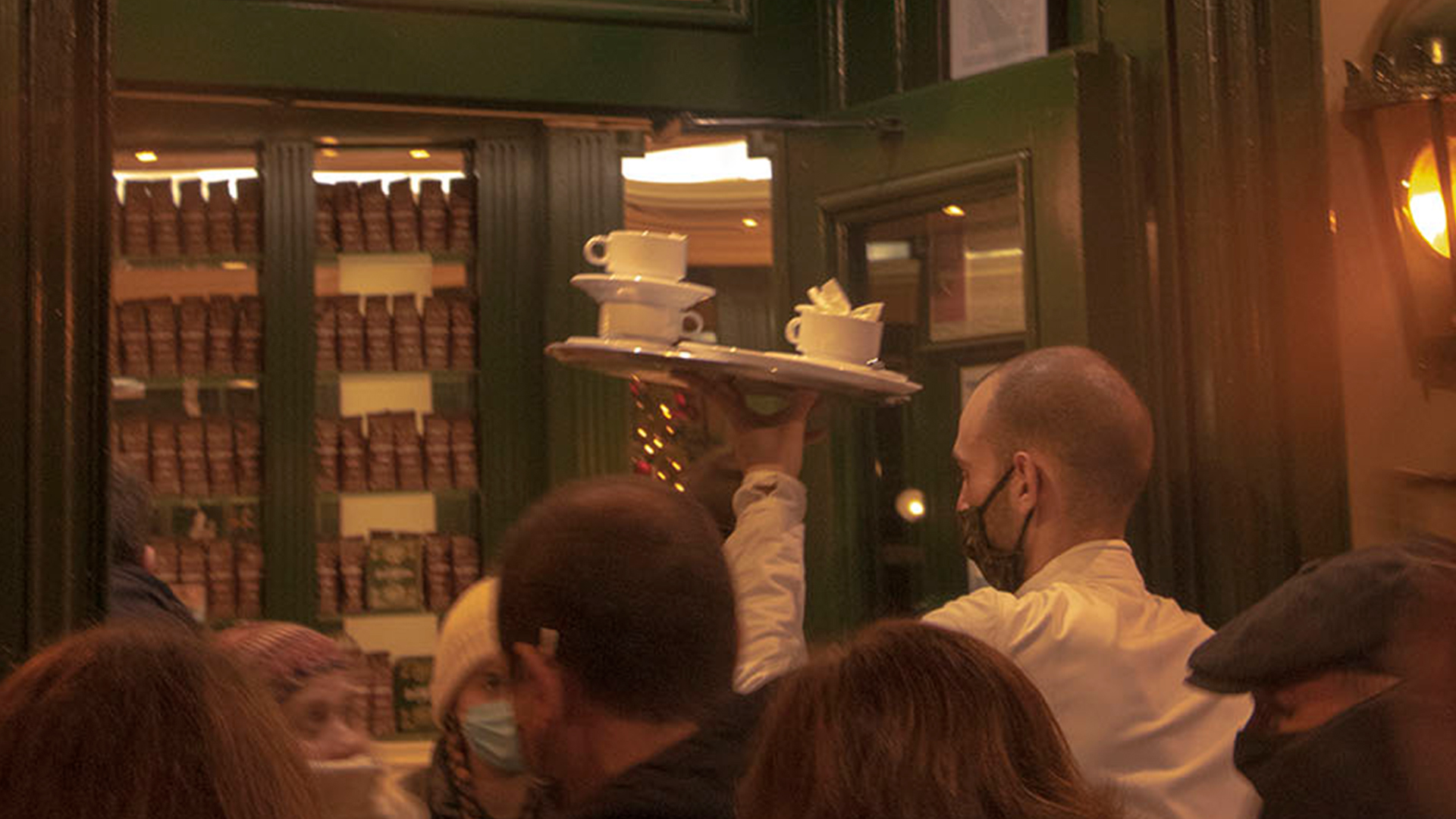 Fotografía sobre la Navidad En Madrid, concretamente camarero llevando tazas en una de las chocolaterías más famosas de Madrid, la San Ginés
