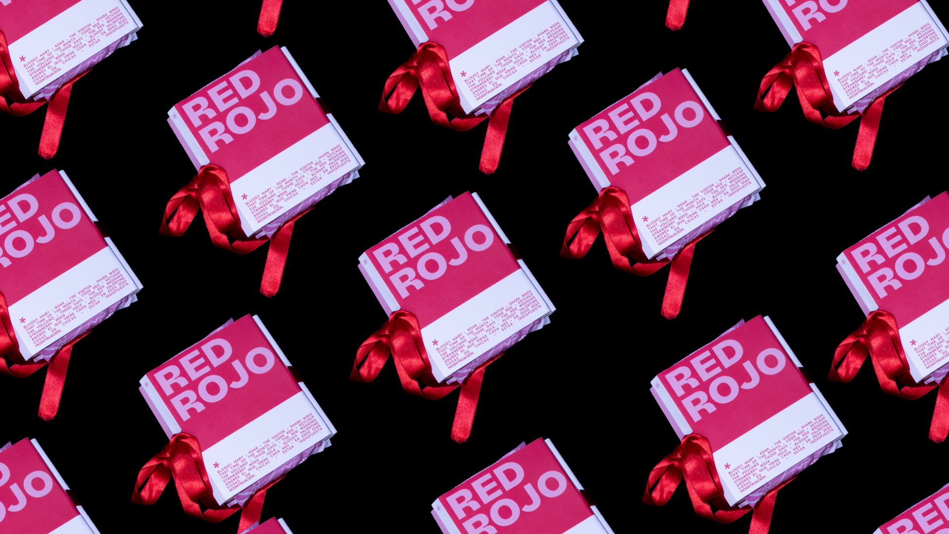 Imagenes que muestran el troquel con forma de acordeon extendido del proyecto sobre una cartera para toallitas menstruales, Red Rojo