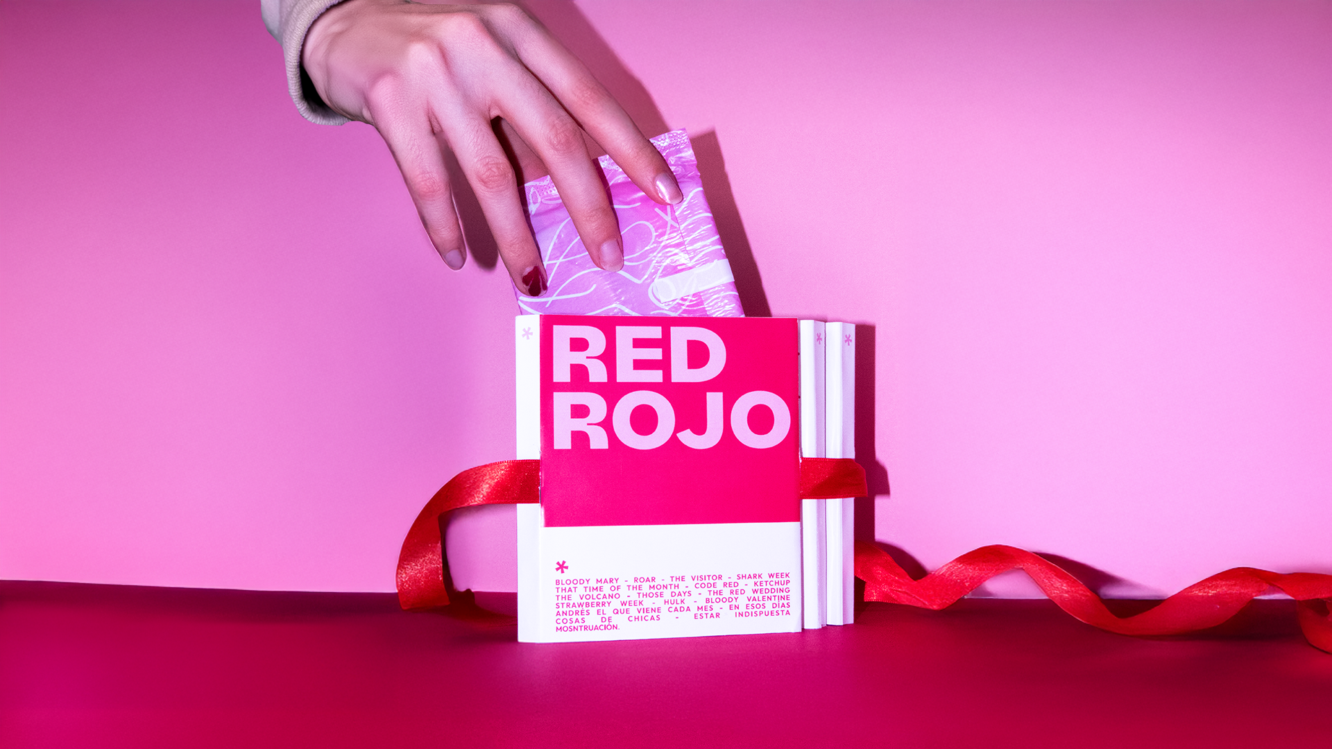 Portada y contraportada del troquel del proyecto sobre una cartera para toallitas menstruales, Red Rojo