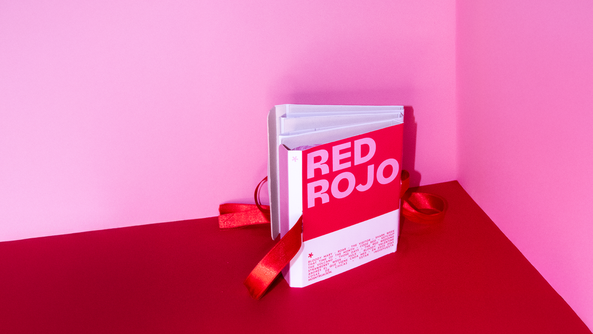 Imagen que muestra el interior del troquel con forma de acordeon extendido, donde se almacenan toallitas menstruales y tampones, del proyecto sobre una cartera para toallitas menstruales, Red Rojo